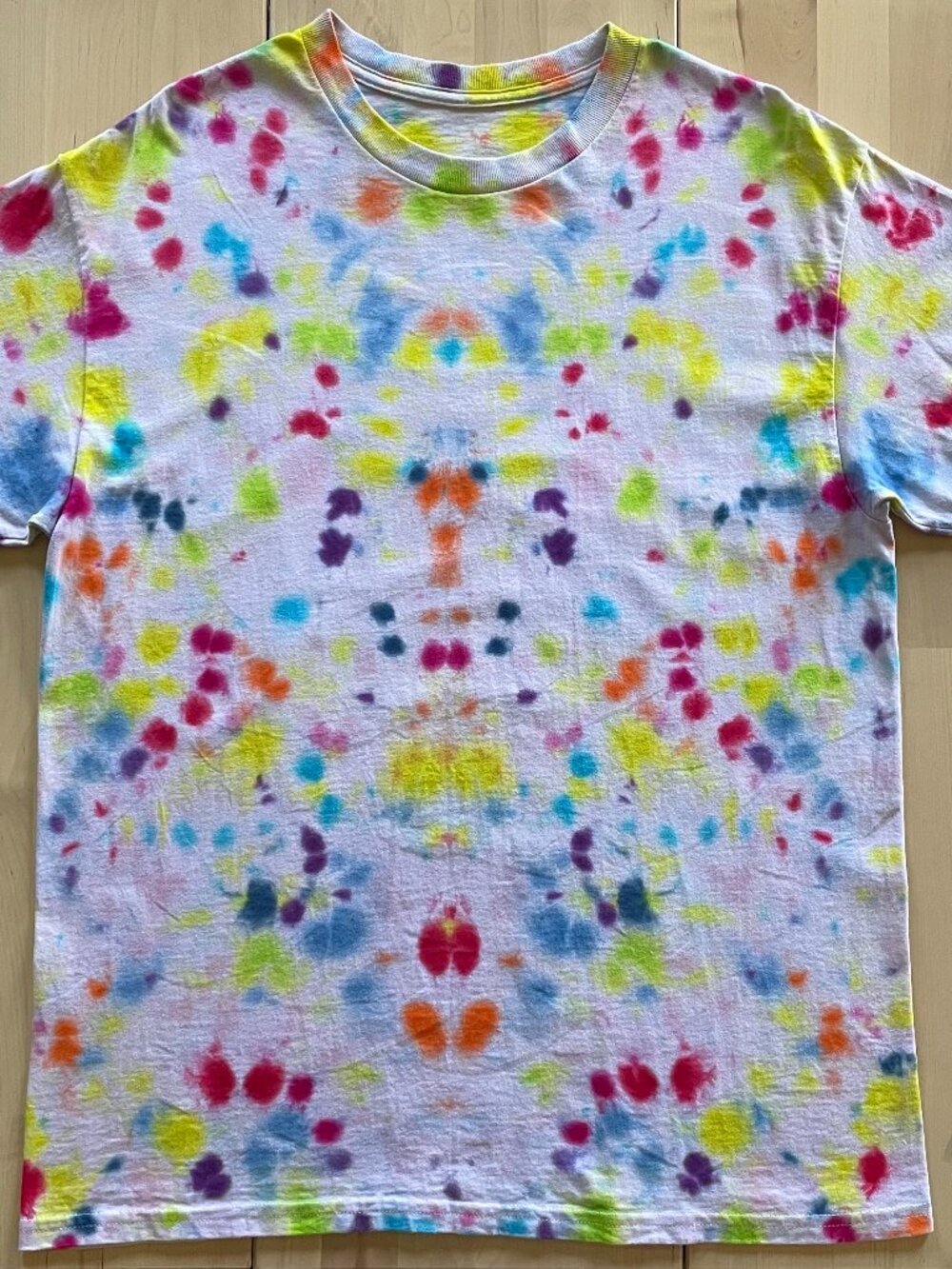 Gildan Unisex Rainbow Funfetti Tie Dye T-Shirt size Large Confetti Sprinkle